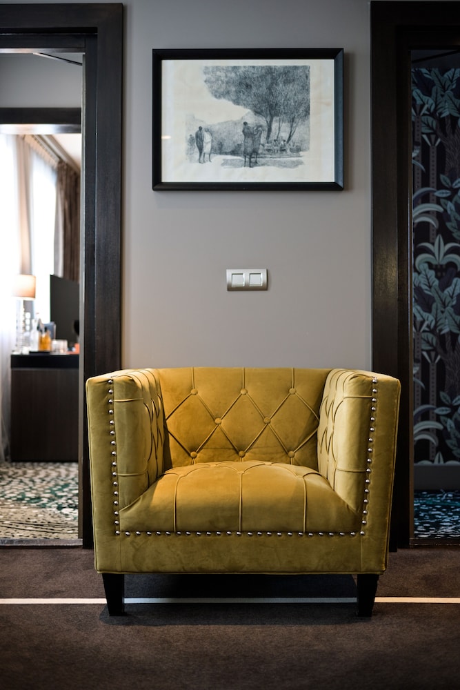 Signature Suite (Suite Eiffel) Signature Suite (Suite Eiffel)