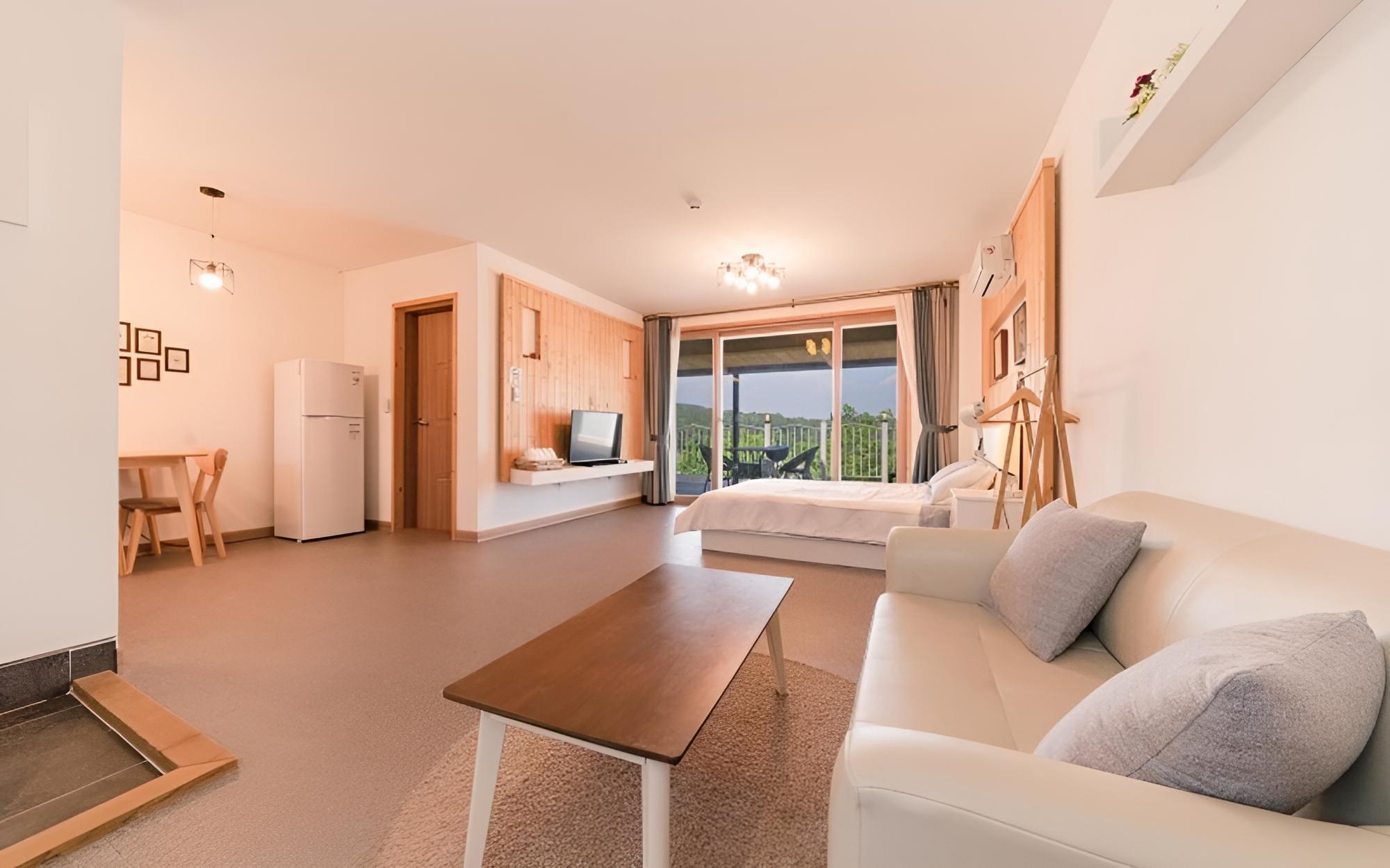 Room (Room 102 (Ocean View))