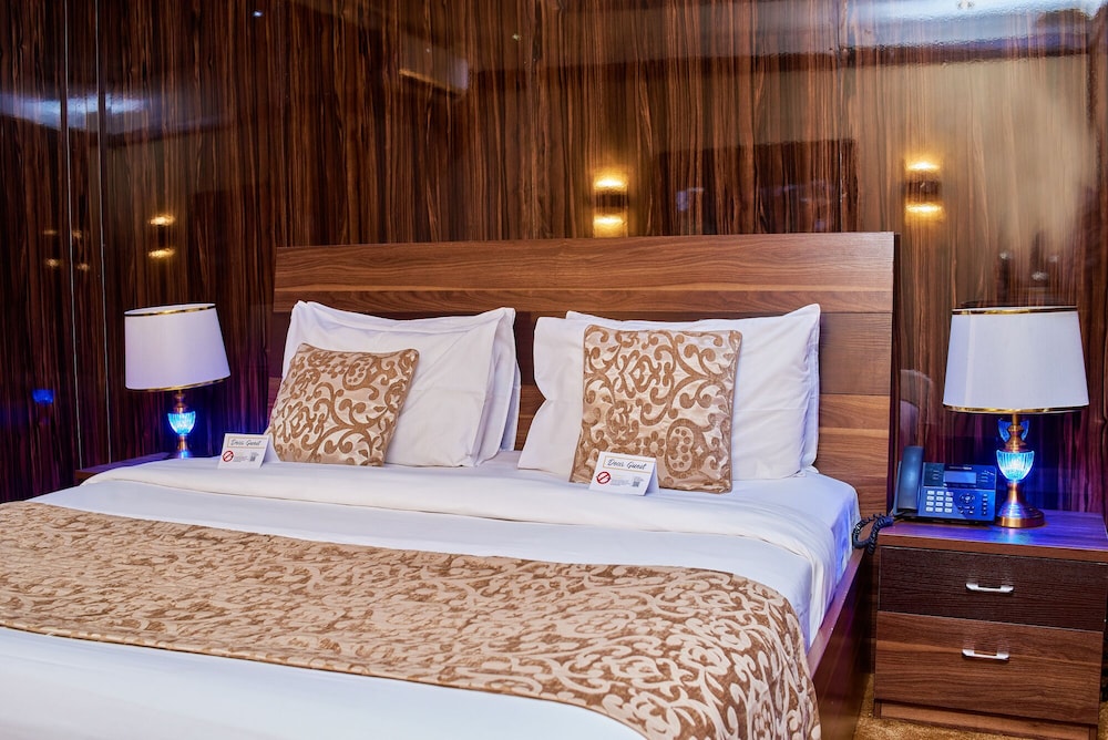 Royal Room - Photo 1