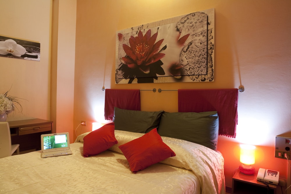 Economy Double Room (with french bed 140cm width) photo 2