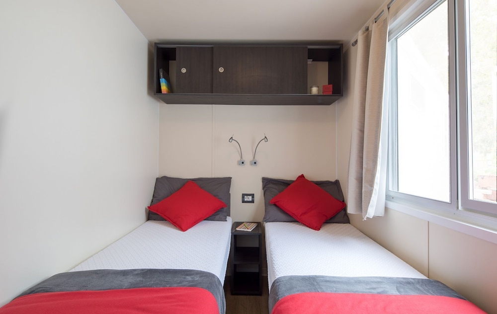 Mobile Home, 2 Bedrooms photo 2