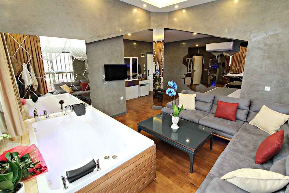 Royal Room, Jetted Tub photo 3