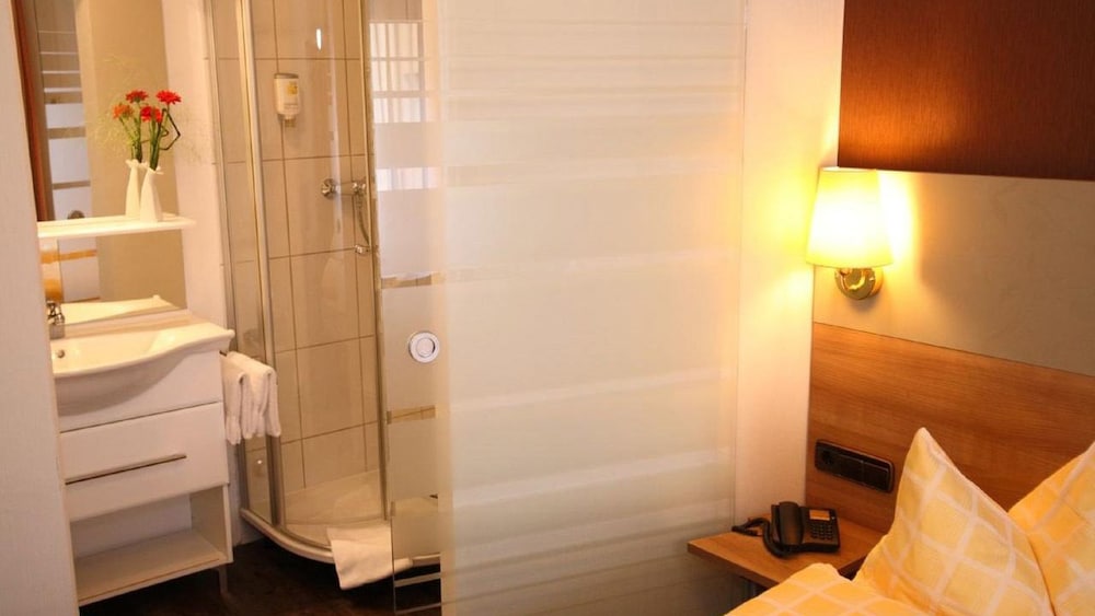 Double Room, Private Bathroom - Photo 3