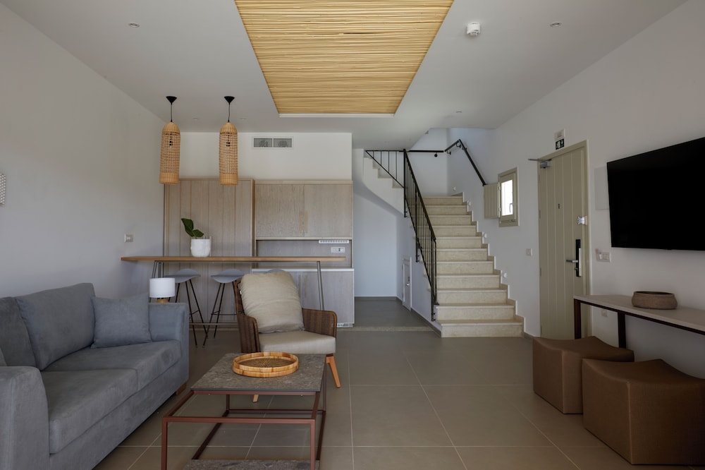 Queen Two-Bedroom Duplex Suite with Private Heated Pool and Hydromassage - Photo 12