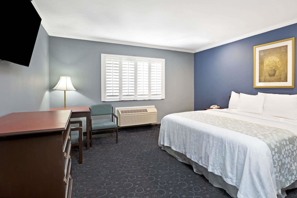 Standard Room, 1 King Bed - Photo 1