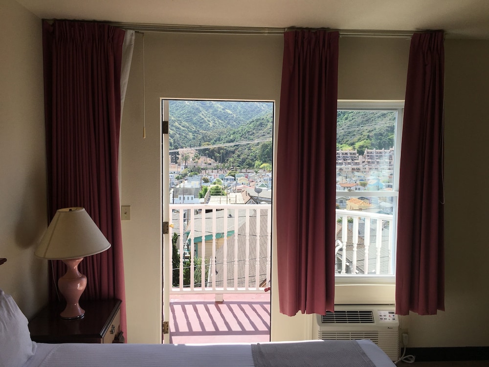 Room, 1 King Bed, Balcony, Partial Ocean View (5OB) photo 1
