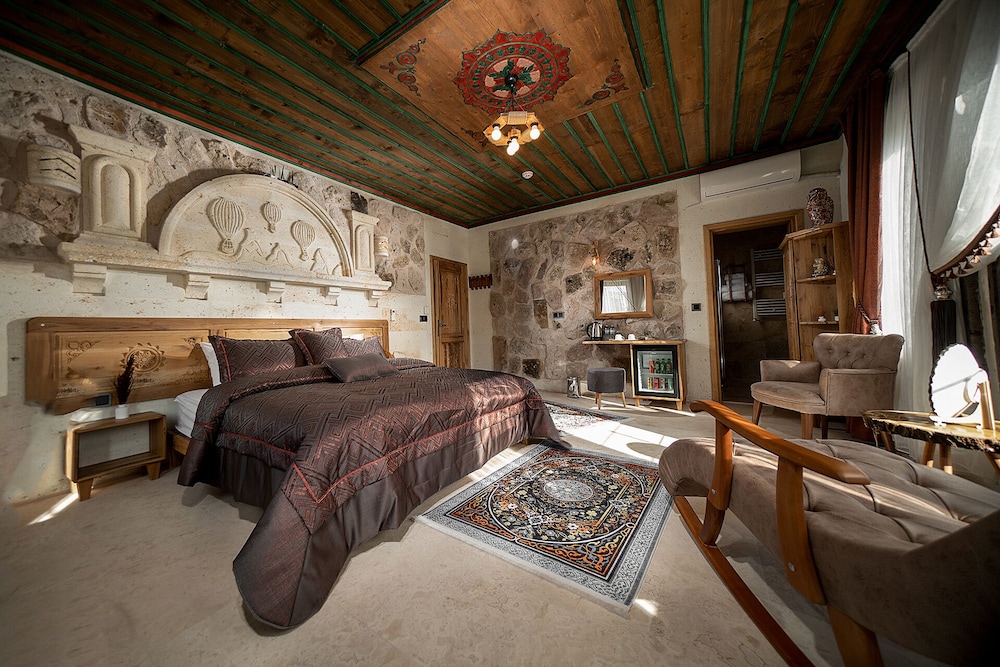 Luxury Double Room, 1 King Bed, Non Smoking, Mountain View - Photo 5