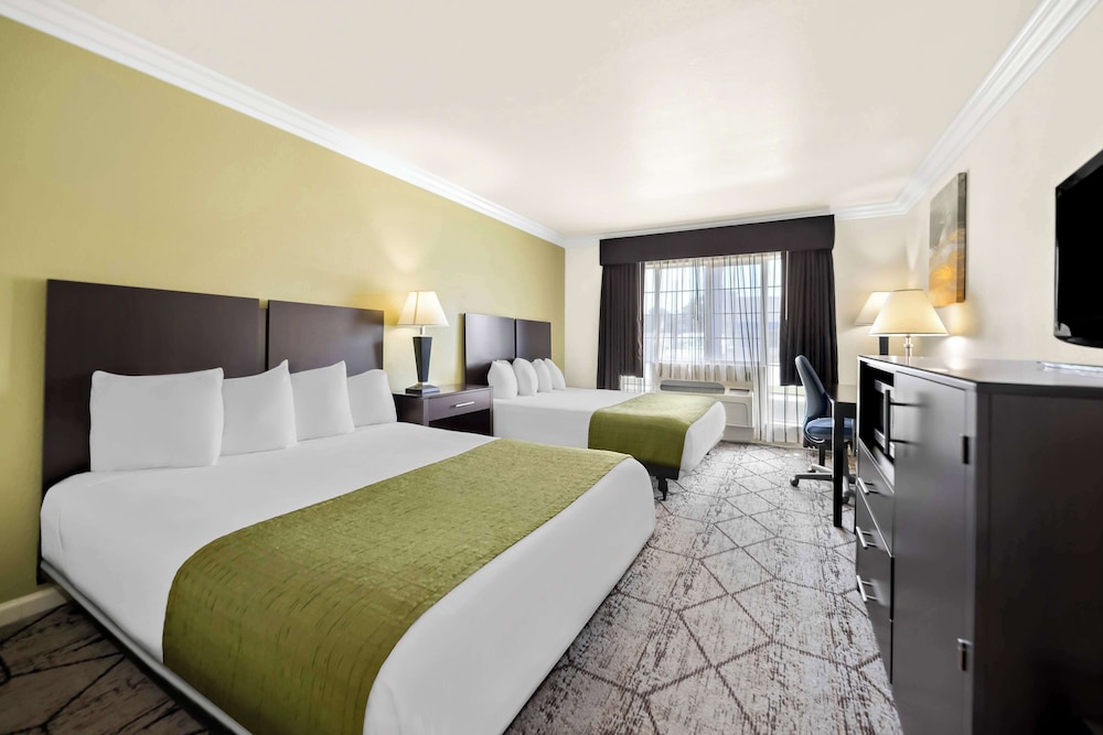 Standard Room, 2 Queen Beds, Accessible, Refrigerator & Microwave photo 3