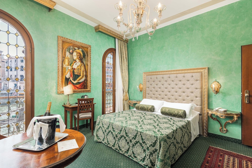Luxury Double or Twin Room, Canal View photo 2
