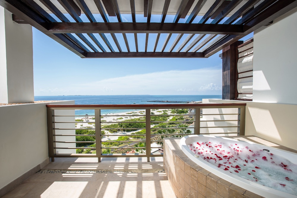 Preferred Club Master Suite Ocean Front