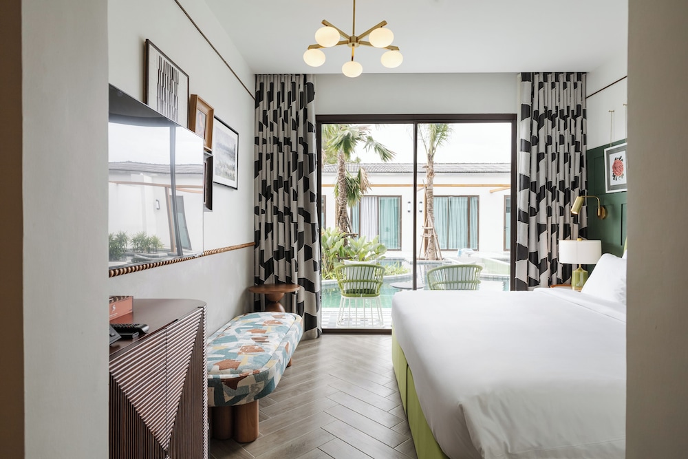 Superior Room, Pool Access - Photo 8