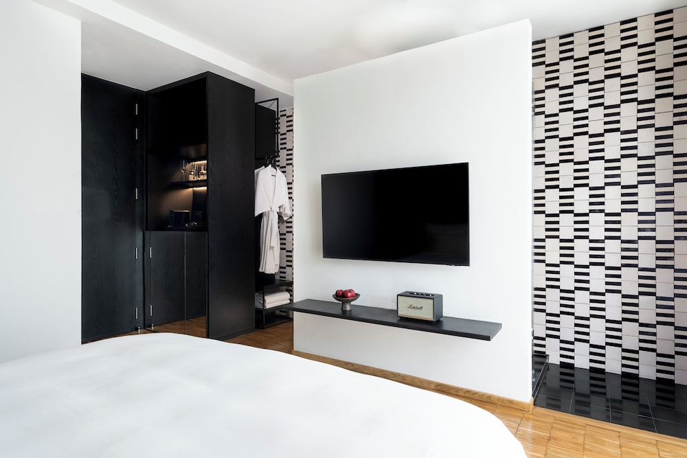 Standard Room, 1 King Bed photo 3