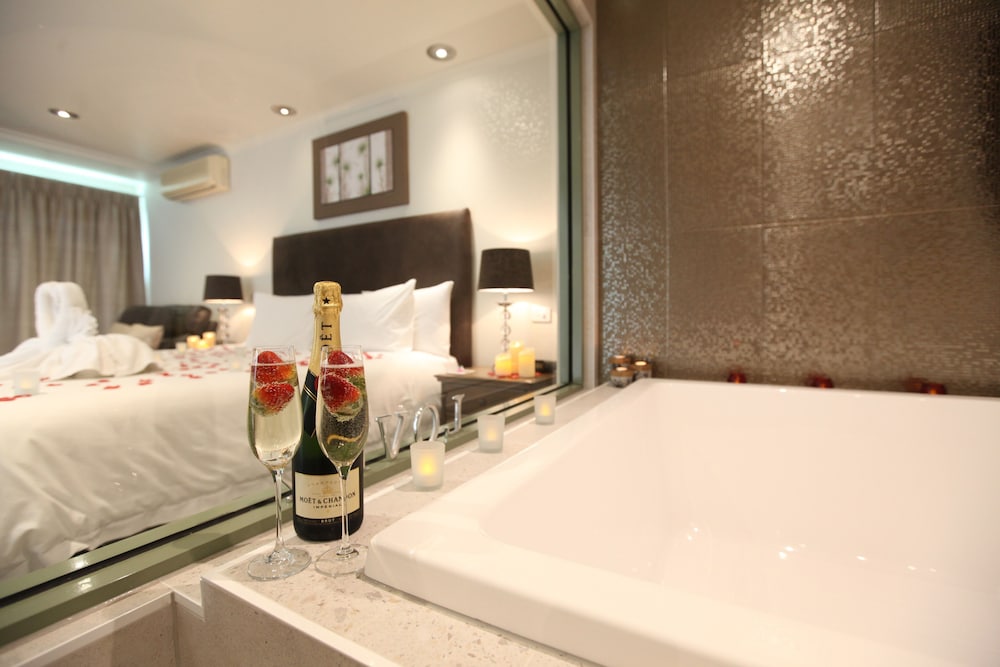 Comfort Suite, 1 King Bed, Bay View, Sea Facing photo 2
