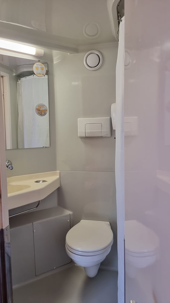 Standard Room, 3 Twin Beds - Photo 8