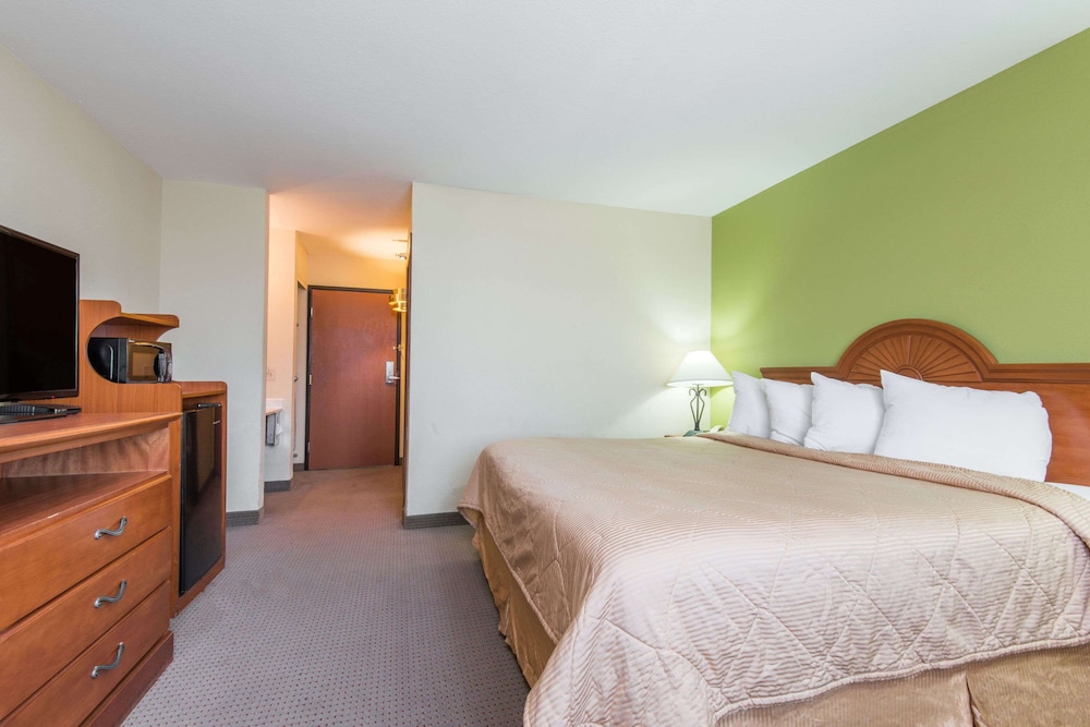 Room, 1 King Bed, Smoking - Photo 1
