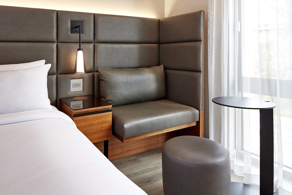 Room, 1 King Bed (Mobility/Hearing Accessible, Tub)