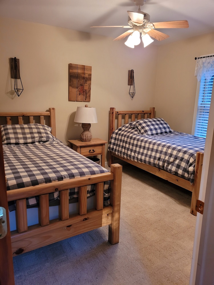 House, Multiple Beds, Patio (Luck Charlie Lodge) photo 3