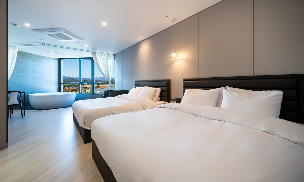 Suite - Photo 2