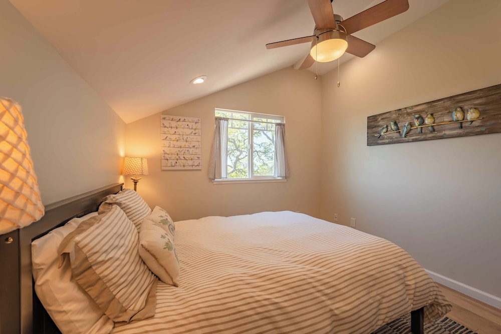 Apartment, 2 Queen Beds, Hot Tub (Hidden Acre - Bird House) photo 3