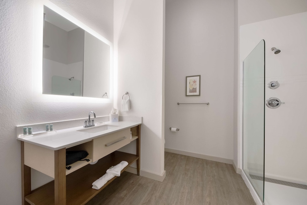 Suite, 1 King Bed, Non Smoking, Balcony (with Sofabed) - Photo 5