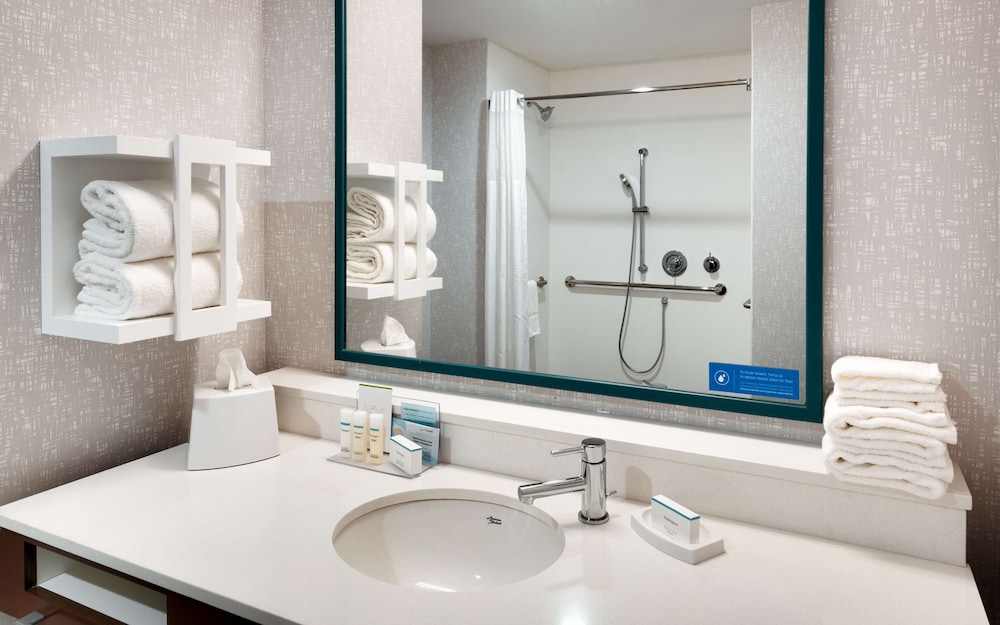 Room, 1 King Bed, Accessible, Bathtub - Photo 2