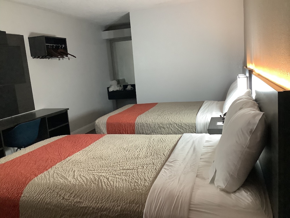 Standard Room, 2 Double Beds, Smoking - Photo 4