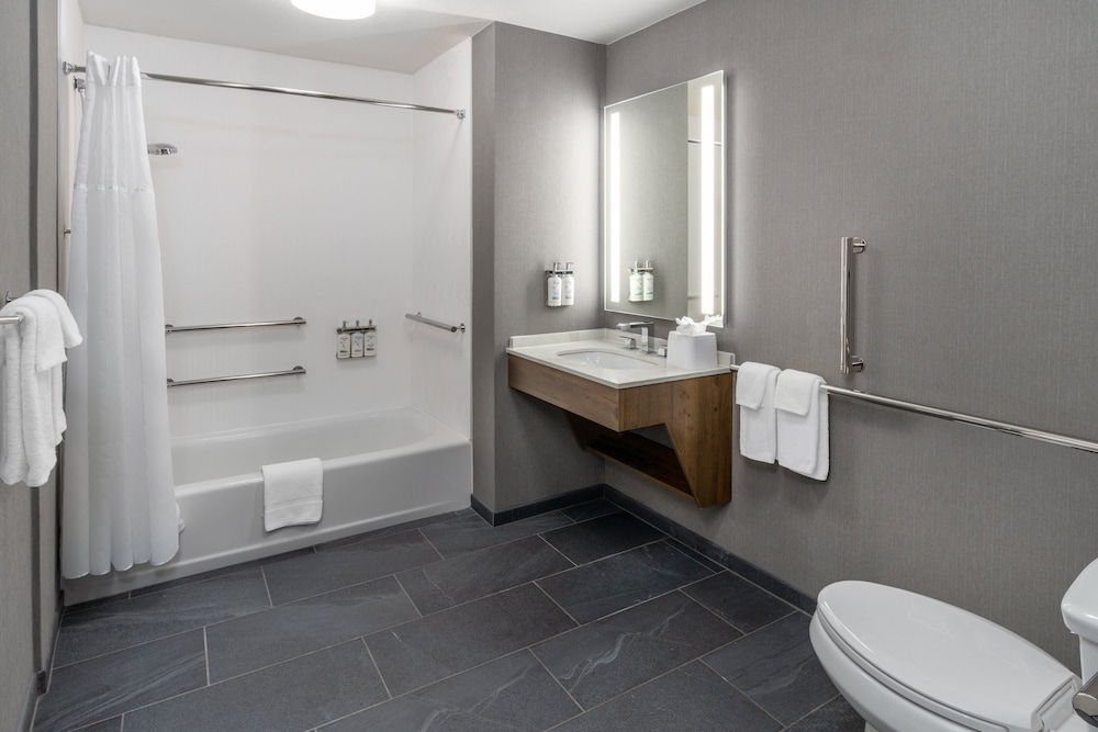 Suite,  1 King Bed, Kitchen (Mobility, Accessible Tub) - Photo 1