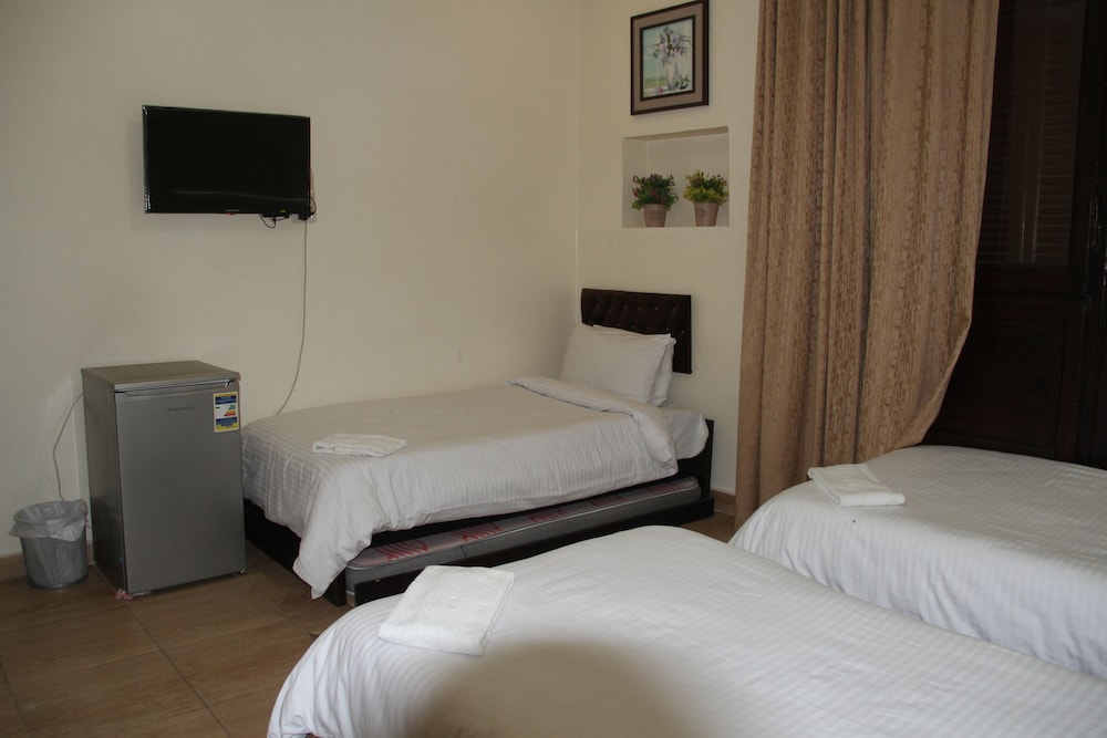 Triple Room, Private Bathroom - Photo 5
