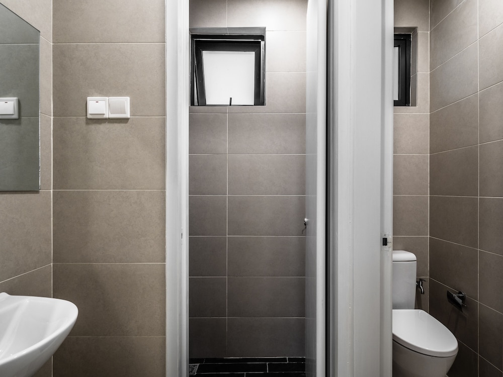 Three Bedroom Apartment - Photo 3