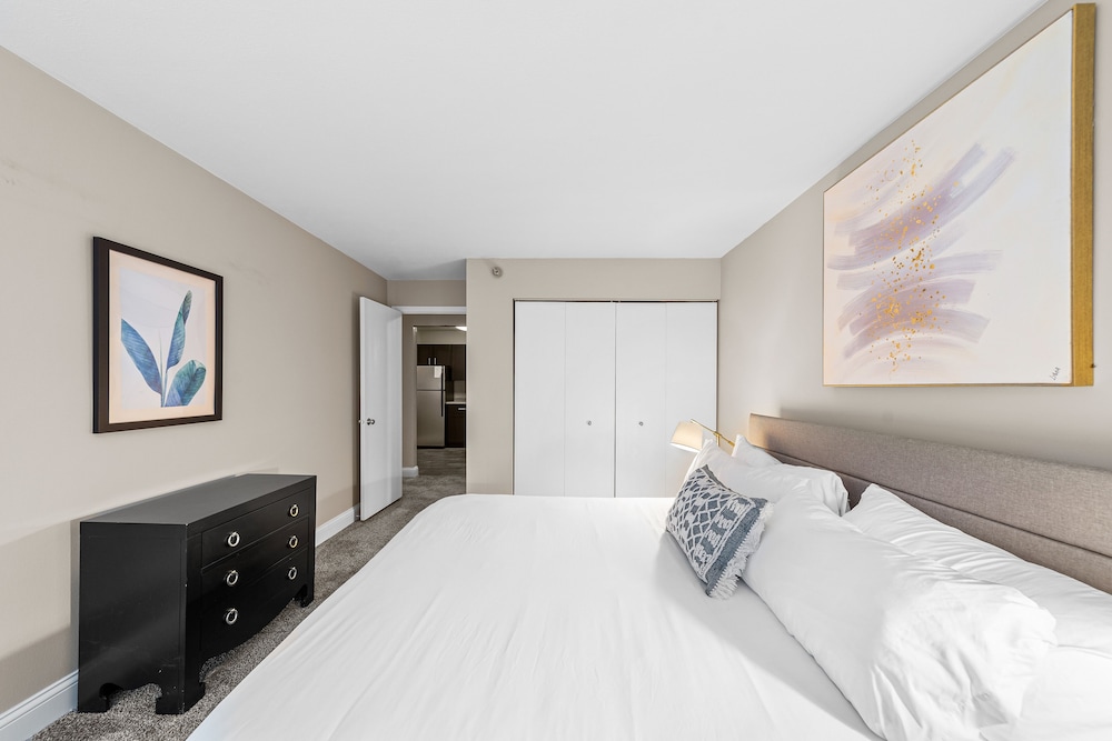 Traditional Apartment, 1 King Bed With Sofa Bed, Non Smoking (Self Check-In With Virtual Front Desk) photo 2