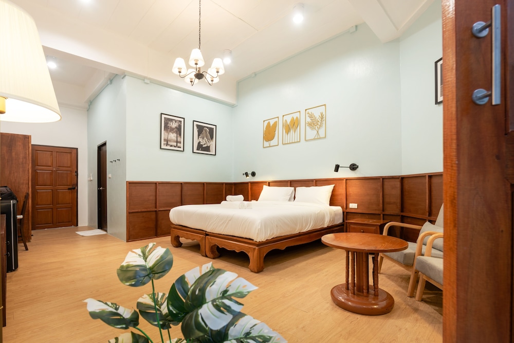 Superior Room, 1 King Bed, City View - Photo 1