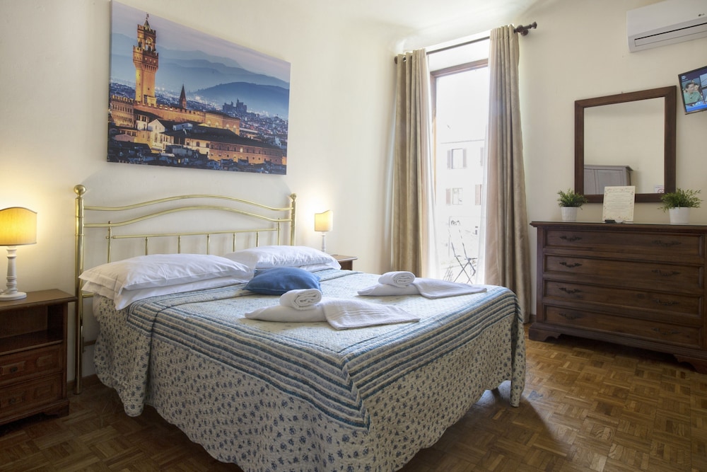 Superior Double Room, Private Bathroom (Duomo view) photo 3
