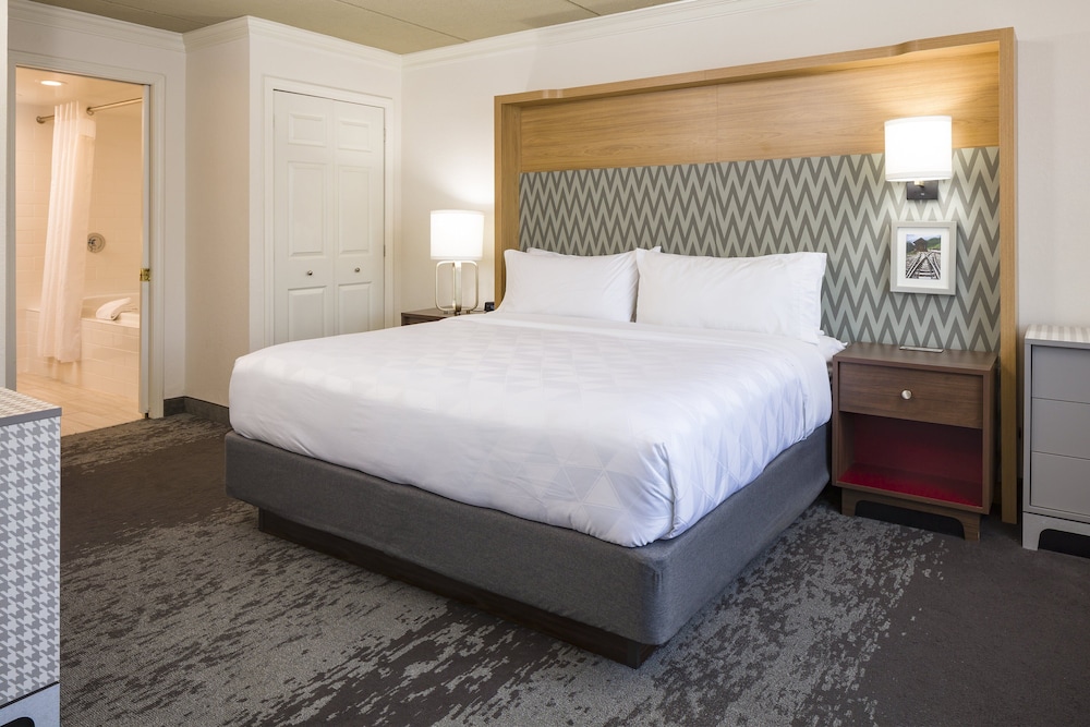 Suite, 1 King Bed, Accessible (Communication, Accessible Tub) photo 2