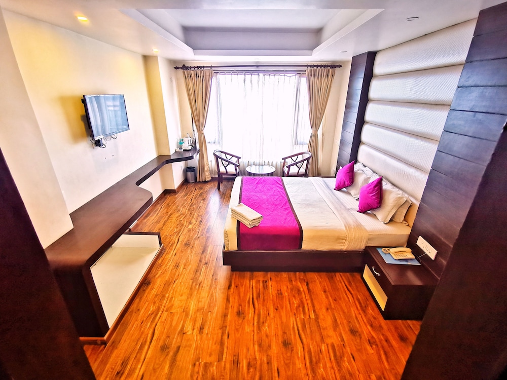 Luxury Room, 1 King Bed, Mountain View