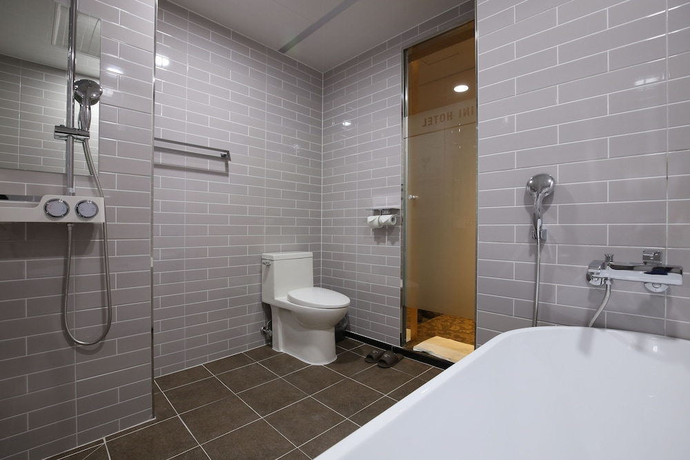 Standard Room, Bathtub