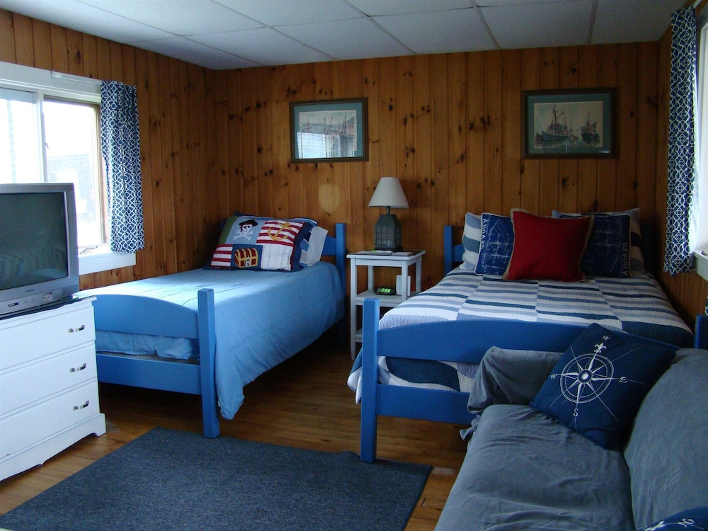 Family Room, Multiple Beds photo 1