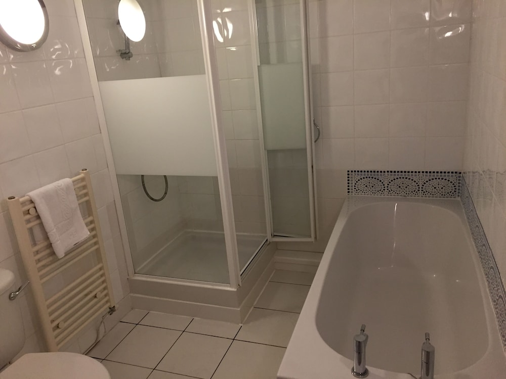 Standard Twin Room, Ensuite photo 2