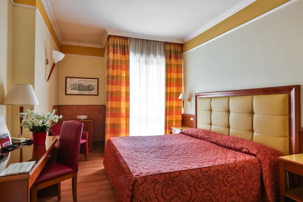 Standard Double or Twin Room - Photo 6