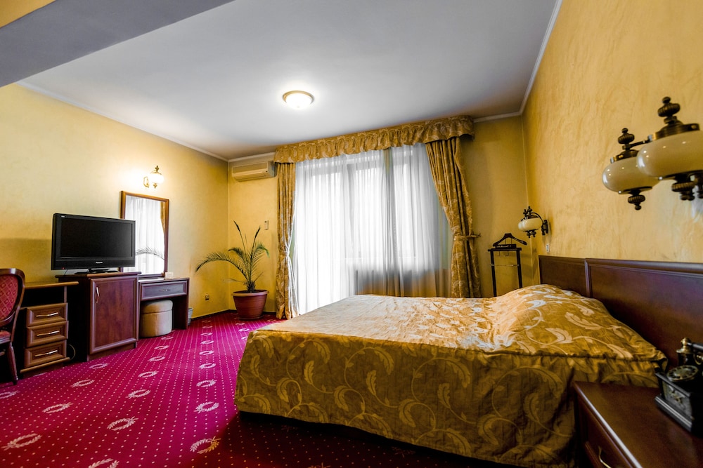 Deluxe Double Room, 1 Queen Bed with Sofa bed, Park View photo 2