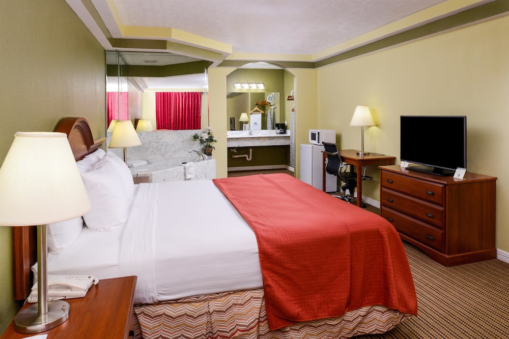Suite, 1 King Bed, Smoking (Jacuzzi) - Photo 7