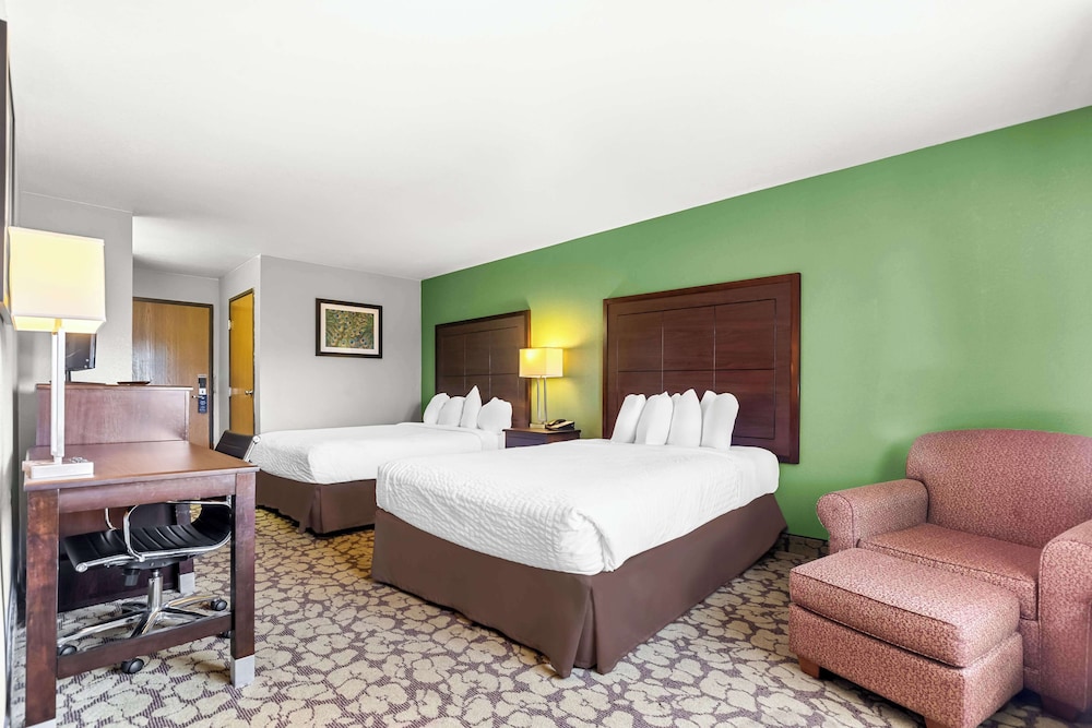 Standard Room, Multiple Beds, Non Smoking, Refrigerator & Microwave - Photo 3