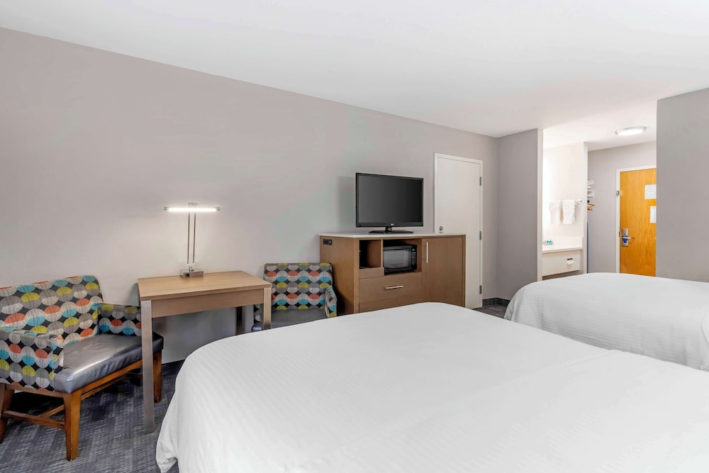 Standard Room, 2 Queen Beds, Non Smoking, Refrigerator & Microwave photo 3