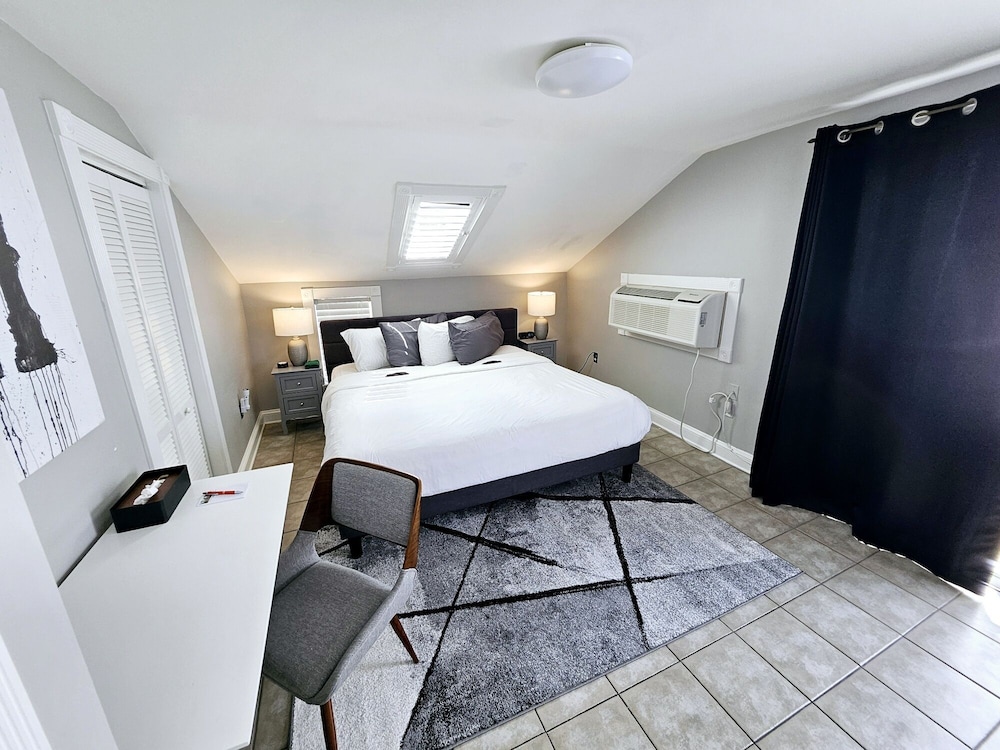 Room 28B - Economy - King Bed - Adults Only 21+