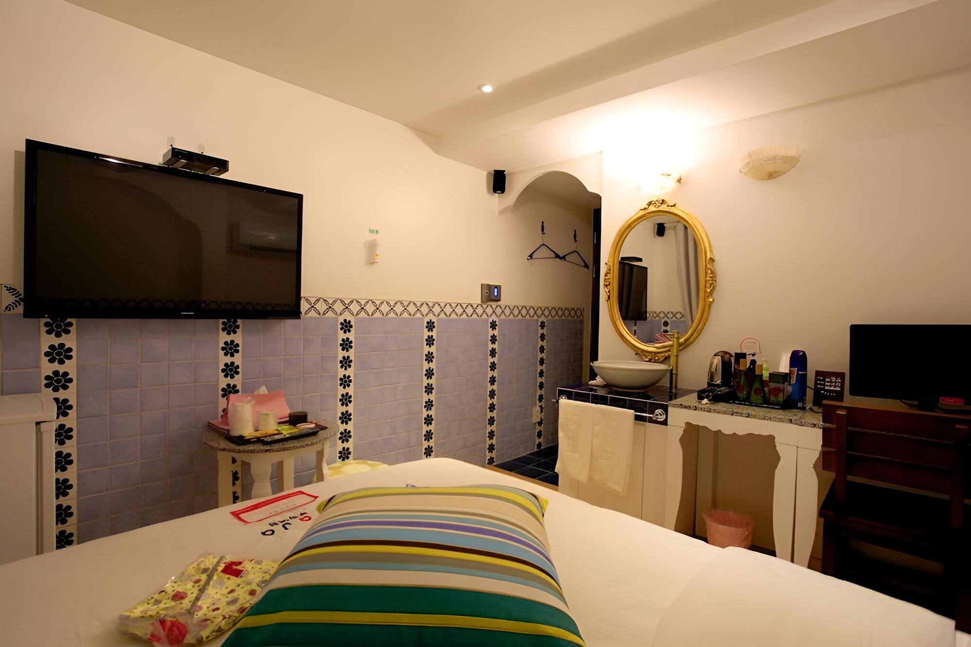 Room (Premium (Netflix Available Safe Disin) - Photo 37