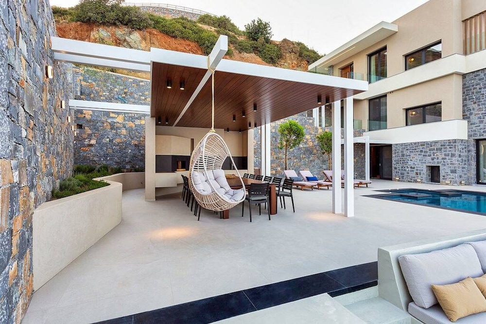 Villa photo 2