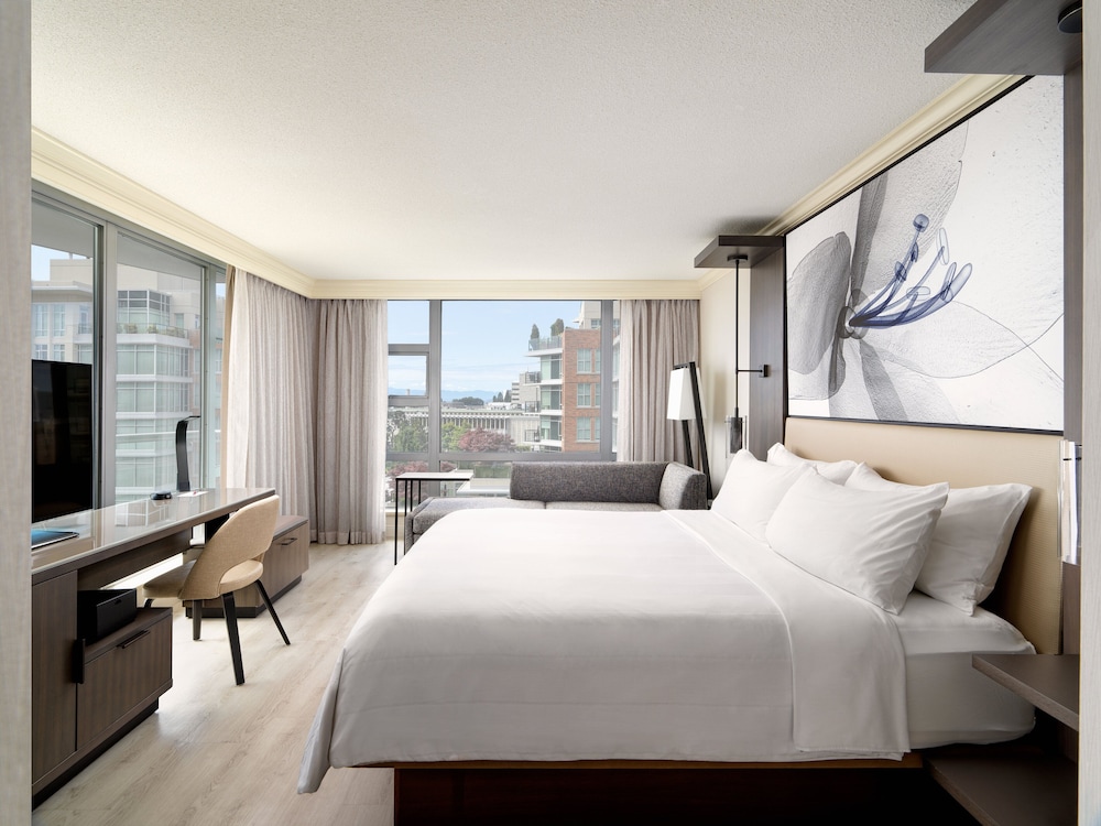 Room, 1 King Bed, City View (Corner) - Photo 1