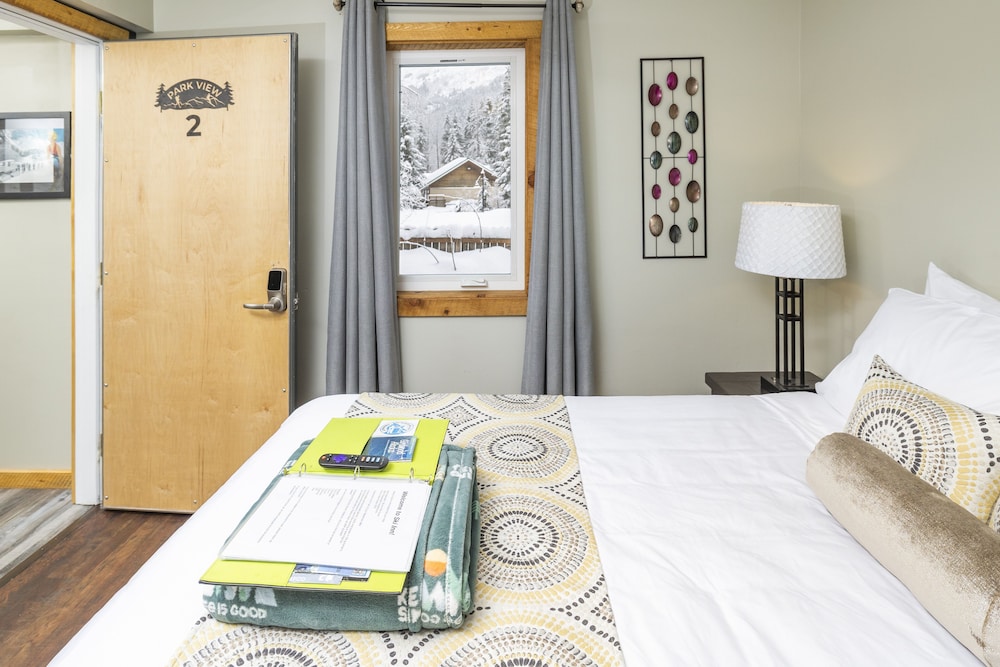 Standard Room, 1 Queen Bed, Private Bathroom, Park View (Pet Friendly) photo 1