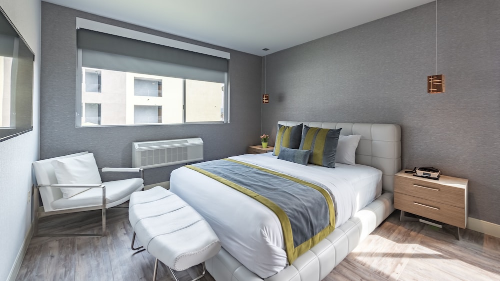 Magnolia Suite, 1 King Bed, Separate Living Room
