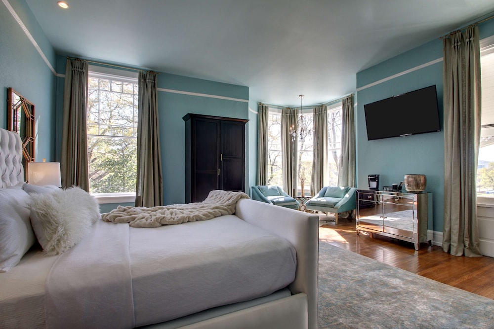 Suite, 1 King Bed, Non Smoking, Fireplace - Photo 1