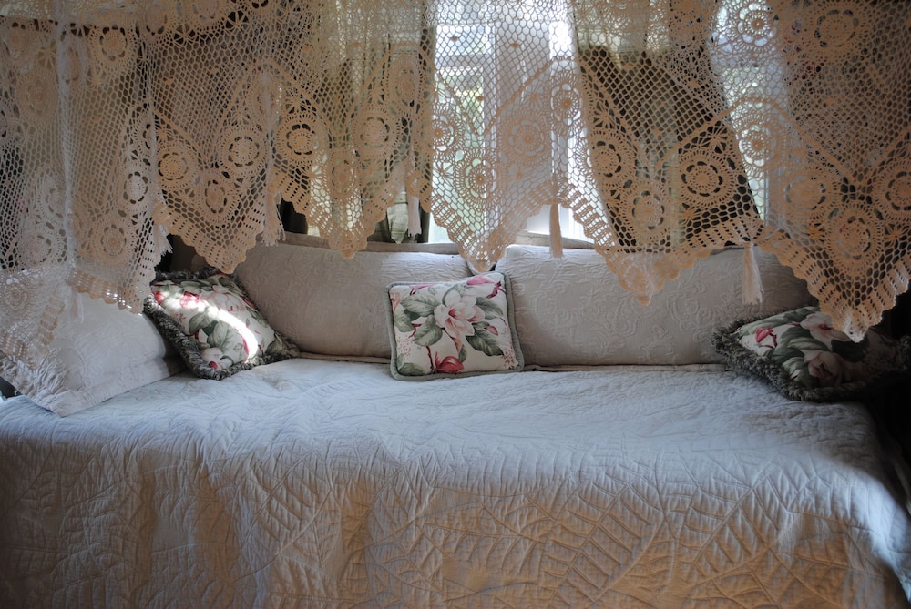 Deluxe Room, 1 King and 2 Single Beds, Ensuite (Magnolia Room) photo 1